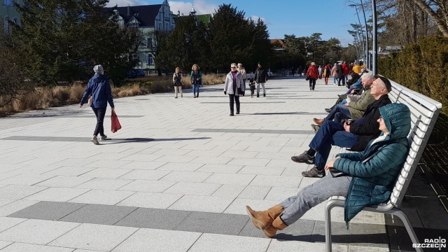 Tłumy turystów i kuracjuszy pojawiły się na świnoujskiej plaży i promenadzie. Wszystko dzięki słońcu, które po wielu tygodniach wyszło zza chmur.