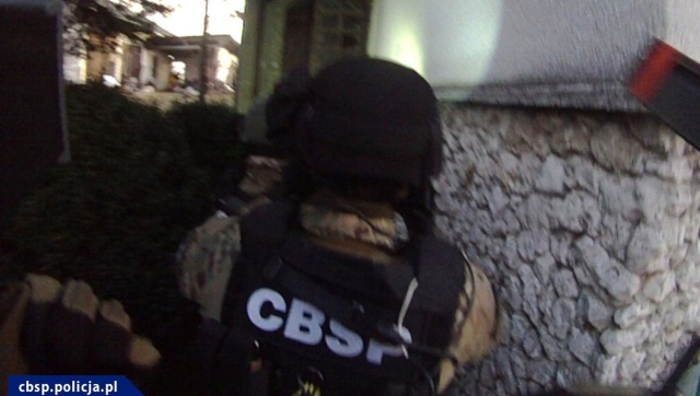 Osiem osób podejrzanych o udział w międzynarodowym gangu narkotykowym zatrzymali funkcjonariusze Centralnego Biura Śledczego Policji i Karpackiego Oddziału Straży Granicznej.