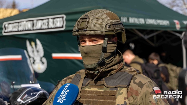 Sprawdza się w działaniach na poligonie i na granicy - tak karabinek Grot, produkowany w Fabryce Broni Łucznik w Radomiu ocenia żołnierz Wojsk Obrony Terytorialnej. Jak wygląda ta broń Można sprawdzić w sobotę w Gryfinie, gdzie trwają Wojskowe Targi Służby i Pracy.