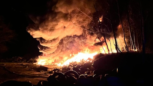 Kilka godzin trwało gaszenie pożaru składowiska opon. Do zdarzenia doszło w miejscowości Nieznań, w powiecie gryfińskim.