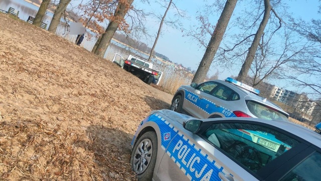 Jechał kradzionym Fiatem Ducato, uciekał przed policją. Rajd zakończył w jeziorze.