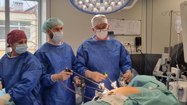 Lekarze ze szpitala na Pomorzanach pobrali nerkę do przeszczepu przy pomocy robota da Vinci - to pierwszy taki zabieg w szpitalu.