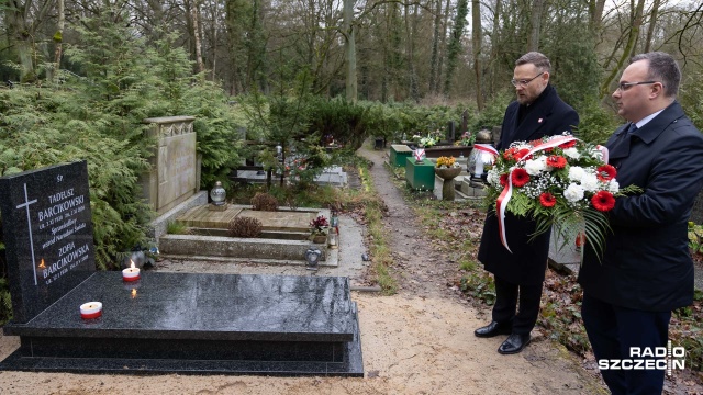Na grobie Tadeusza Barcikowskiego, jednego ze Sprawiedliwych wśród Narodów Świata, na Cmentarzu Centralnym w Szczecinie, wojewoda zachodniopomorski Zbigniew Bogucki, złożył kwiaty i zapalił znicz.