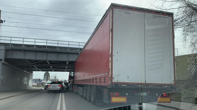 Ciężarówka zablokowała przejazd przez ul. Dąbrowskiego w Szczecinie.