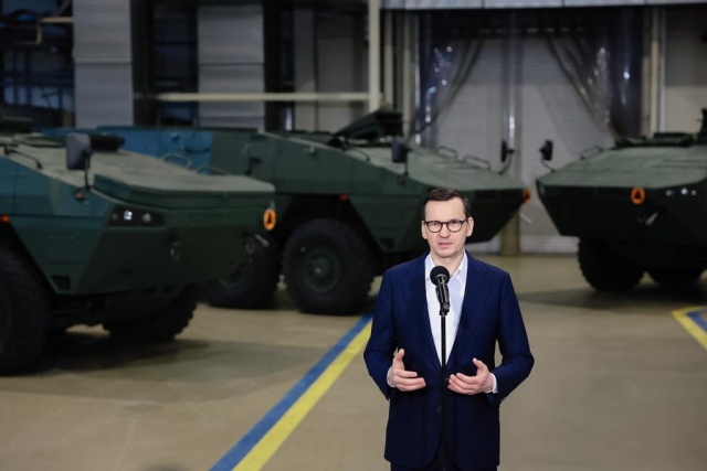 Ukraina zamówiła w Polsce 100 Kołowych Transporterów Opancerzonych Rosomak. Poinformował o tym w zakładach produkujących ten sprzęt w Siemianowicach Śląskich premier Mateusz Morawiecki.