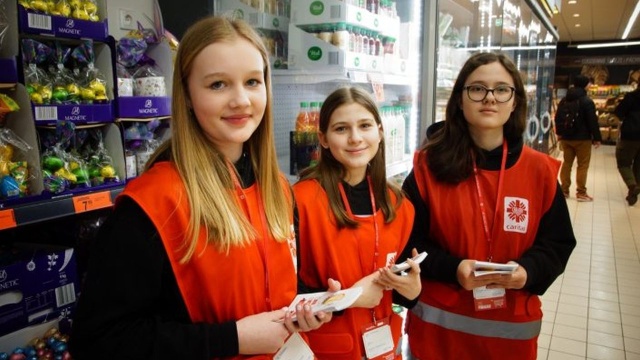 Ponad 230 ton żywności zebrała Caritas Polska w ramach akcji Tak. Pomagam przed Wielkanocą. W sklepach kwestowało ponad 21 tysięcy wolontariuszy.