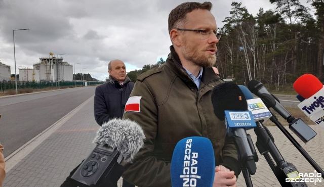 Wprowadzenie zakazu przebywania w promieniu do 200 metrów od terminalu LNG jest bardzo prawdopodobne, powiedział dziś Zbigniew Bogucki, Wojewoda Zachodniopomorski, w czasie spotkania z mediami przy świnoujskim gazoporcie.