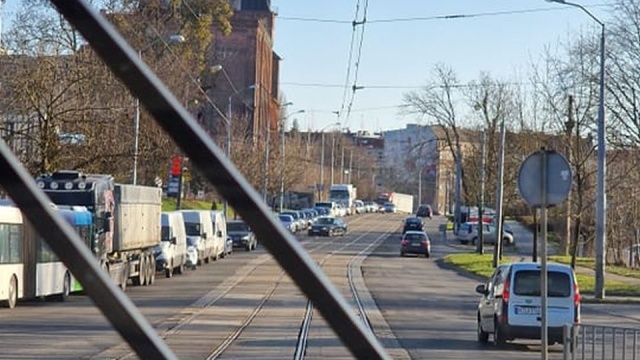 Zator na odcinku od ul. Ludowej do ul. Światowida. Kierowcy utknęli na ul. Dębogórskiej, Robotniczej i Hożej. To przez ruch wahadłowy na ulicy Druckiego-Lubeckiego. Jest tam tymczasowa sygnalizacja świetlna.
