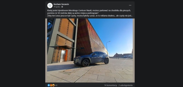 Zamiast na parkingu, dyrektor Morskiego Centrum Nauki Witold Jabłoński parkuje na chodniku, przed samym wejściem do placówki.