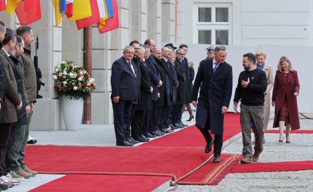 Prezydent Ukrainy Wołodymyr Zełenski został odznaczony Orderem Orła Białego w uznaniu zasług w pogłębianiu stosunków między Polską a Ukrainą, działalność na rzecz bezpieczeństwa i niezłomność w obronie praw człowieka.