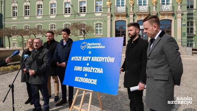 Wybór w jesiennych wyborach Platformy Obywatelskiej, oznacza wybór waluty euro zamiast Złotego - mówili podczas konferencji prasowej radni Prawa i Sprawiedliwości w Szczecinie.