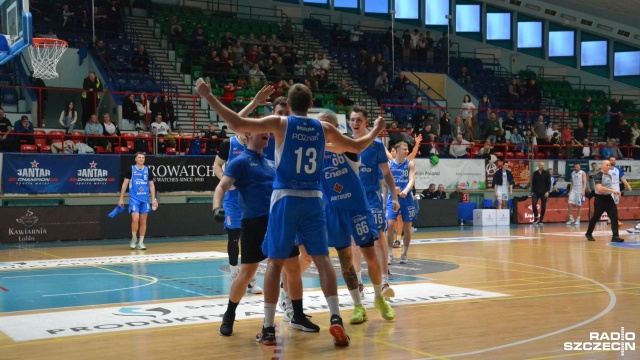 Nieudane zakończenie sezonu zasadniczego w wykonaniu koszykarzy Sensation Kotwicy Kołobrzeg. Czarodzieje z Wydm przegrali we własnej hali z Eneą Basket Poznań.