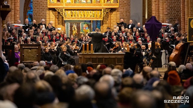 Monumentalne Requiem d-moll KV 626 Wolfganga Amadeusza Mozarta zabrzmiało w Wielką Środę w Bazylice Archikatedralnej pw. św. Jakuba w Szczecinie. Dzieło wypełniło mszę celebrowaną przez księdza Zbigniewa Woźniaka - rektora Arcybiskupiego Wyższego Seminarium Duchownego. Modlono się w intencji prof. Jana Szyrockiego w przeddzień 20. rocznicy śmierci chórmistrza.