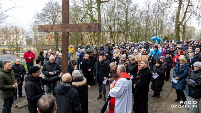 Dla chrześcijan to czas modlitwy - w Wielki Piątek mieszkańcy szczecińskich Pomorzan wyruszyli w drogę krzyżową.