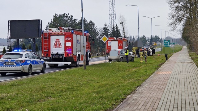 Przed godziną 10:00, na ulicy Starogrodzkiej w Drawsku Pomorskim doszło do zderzenia dwóch pojazdów. Jeden z pojazdów najechał na tył poprzedzającego go samochodu.