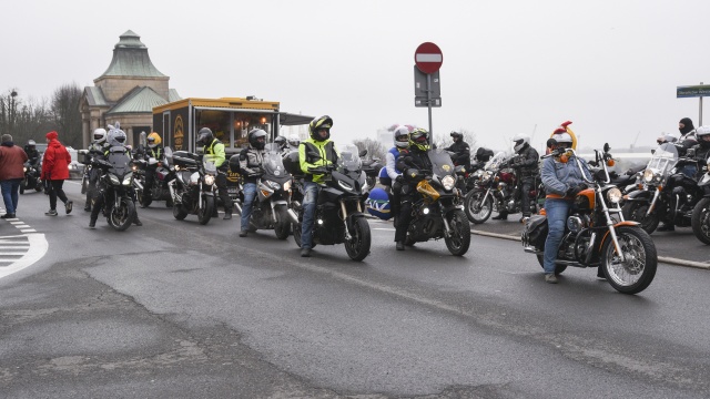 30 motocyklistów w świątecznych strojach i na udekorowanych maszynach spotkało się na Wałach Chrobrego. To w ramach akcji MotoZające i Kurczaki.
