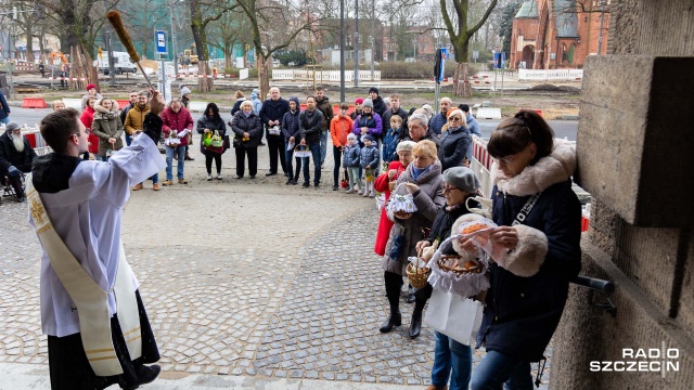 Co kwadrans, tłum osób ustawia się w centrum Szczecina. To święconka przed Sanktuarium Najświętszego Serca Pana Jezusa.