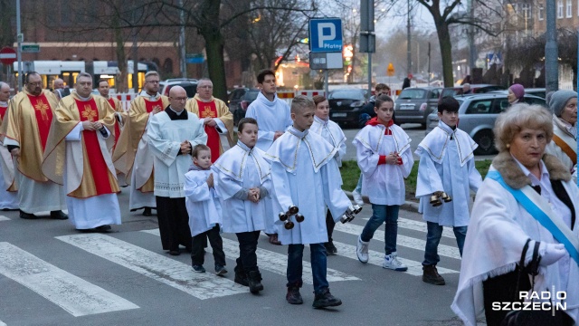 Katolicy rozpoczynają obchody Świąt Wielkanocnych mszą rezurekcyjną odprawianą w niedzielę o świcie. Nabożeństwo ogłasza zmartwychwstanie Jezusa Chrystusa.
