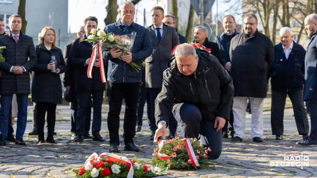 Posłowie, samorządowcy i mieszkańcy Szczecina złożyli kwiaty na Rondzie Ofiar Katastrofy Smoleńskiej [WIDEO, ZDJĘCIA]