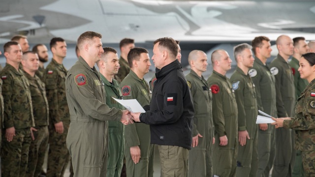 Pierwsi polscy piloci gotowi do szkolenia na myśliwcach piątej generacji, samolotach F-35. Za ocean poleci w sumie kilkunastu lotników, pierwszych dwóch na początku przyszłego roku.