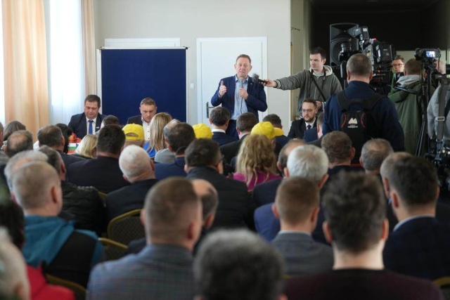 Minister rolnictwa Robert Telus powiedział, że kwestię ukraińskiego zboża należy rozwiązać jak najszybciej.
