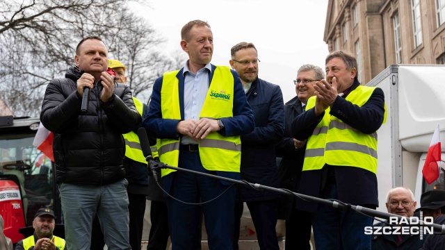Minister rolnictwa Robert Telus spotkał się z rolnikami protestującymi przed urzędem wojewódzkim w Szczecinie.