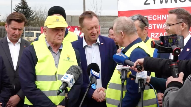 Jest wypracowany wspólny plan działań. To najważniejsze - podkreślają protestujący rolnicy, jak i minister rolnictwa. Robert Telus w Szczecinie spotkał się z gospodarzami w czterech miejscach - w porcie i w KOWRze.