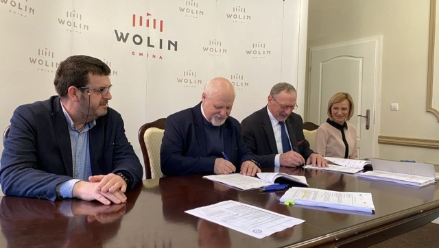 Budowa sieci wodociągowej i kanalizacyjnej rusza w Wolinie. Władze gminy podpisały umowę z wykonawcą prac.