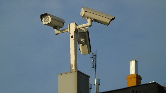 Podpalili kosz na śmieci na przystanku - myśleli, że są bezkarni. Tymczasem wszystko nagrał miejski monitoring. Zostali zatrzymani przez szczecińskich policjantów.