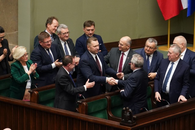 Podczas głosowania Sejm odrzucił wniosek o wotum nieufności dla ministra Przemysława Czarnka. Ten podczas debaty ostro skrytykował opozycję za gospodarowanie środkami publicznymi w rządzonych przez nią miastach.