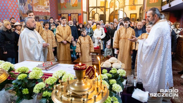 Dzisiaj chrześcijanie obrządku wschodniego obchodzą Wielką Sobotę. Wierni przez cały dzień udają się do cerkwi, gdzie święcą pokarmy, które spożyją dopiero po nocnej liturgii, zwanej Jutrznią Paschalną.