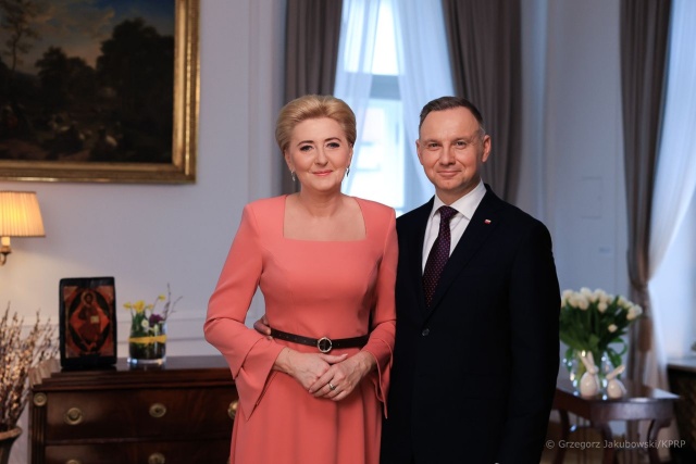 Święta wielkanocne krzepią serca, napełniają ufnością i niosą pokój - zauważa para prezydencka, składając życzenia żyjącym w naszym kraju wiernym Kościołów prawosławnego, greckokatolickiego oraz innych kościołów wschodnich. Dziś obchodzą oni Wielkanoc.