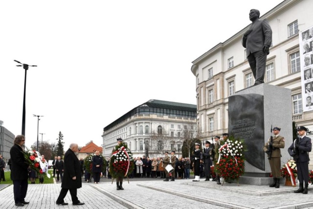Premier Mateusz Morawiecki złożył kwiaty pod tablicami w Kancelarii Prezesa Rady Ministrów upamiętniającymi ofiary katastrofy smoleńskiej w ramach obchodów 13. rocznicy katastrofy smoleńskiej.