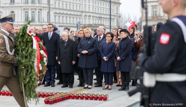 Przed Pałacem Prezydenckim w Warszawie trwały obchody 13. rocznicy katastrofy smoleńskiej.