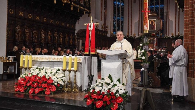Warszawa: msza święta w intencji ofiar katastrofy smoleńskiej [ZDJĘCIA]