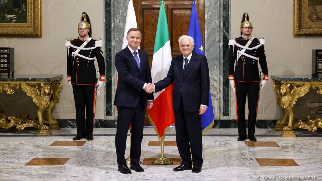 Prezydent Włoch Sergio Mattarella spotka się w poniedziałek w Warszawie z prezydentem Andrzejem Dudą. Przywódcom będą towarzyszyły: córka włoskiego prezydenta, Laura Mattarella, oraz Pierwsza Dama, Agata Korhnauser-Duda.