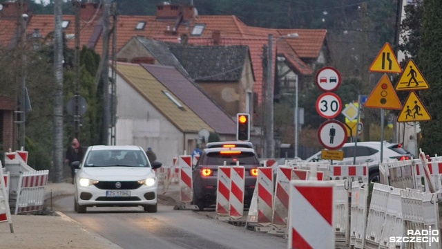 Zmiana organizacji ruchu w polickiej części Bezrzecza. Chodzi o ulicę Górną, gdzie rozpoczął się kolejny etap przebudowy drogi łączącej Szczecin z Wołczkowem.