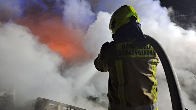 Strażacy zgłoszenie otrzymali o 4:00 nad ranem. Doszczętnie spłonęła drewniana altanka przy ulicy Klonowej.