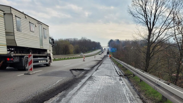 Mamy zwężenie do jednego pasa w ciągu autostrady A6. Chodzi o odcinek między węzłem Radziszewo a węzłem Klucz.
