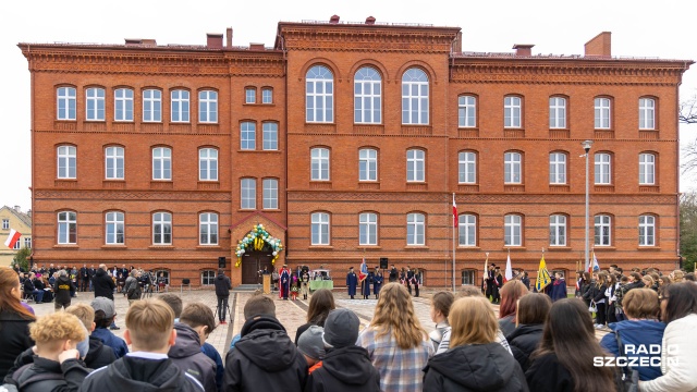 Nieużywane wcześniej poddasze w SP nr 1 w Chojnie zostało biblioteką, teren wokół szkoły odnowiono, a sam budynek został docieplony.