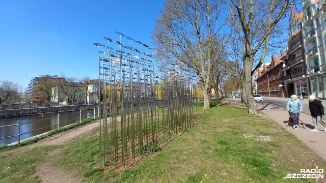 Rzeźba Ławica ponownie cieszyć będzie oczy spacerujących po Kołobrzegu. Kontrowersyjna instalacja powróciła po wielomiesięcznej nieobecności.