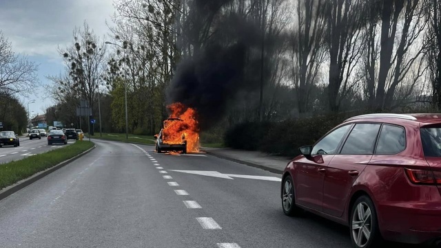 Na ulicy Obotryckiej w Szczecinie doszczętnie spłonął samochód.