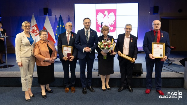 Transplantolodzy ze szpitala wojewódzkiego w Szczecinie otrzymali odznaczenia państwowe. W imieniu prezydenta Andrzeja Dudy, przekazał je wojewoda zachodniopomorski - Zbigniew Bogucki.