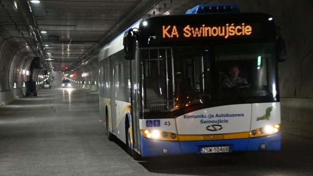 W piątek testowo między wyspami Uznam i Wolin przejechały w obie strony 2 pojazdy komunikacji miejskiej.