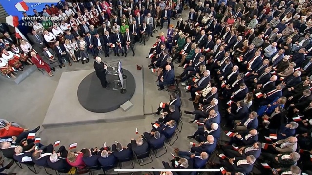 Prezes PiS Jarosław Kaczyński mówił podczas spotkania z mieszkańcami Janowa Lubelskiego, że polityka partii rządzącej w obliczu wyzwań - takich jak inflacja - była prowadzona w przemyślany sposób.