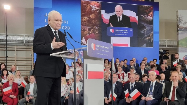 Prezes PiS Jarosław Kaczyński, inaugurując spotkaniem z mieszkańcami Janowa Lubelskiego akcję Polska Jest Jedna - Inwestycje Lokalne, mówił, że po 2015 roku, gdy władzę przejęła Zjednoczona Prawica, rozpoczęła się zmiana ustroju społeczno-gospodarczego i politycznego Polski.