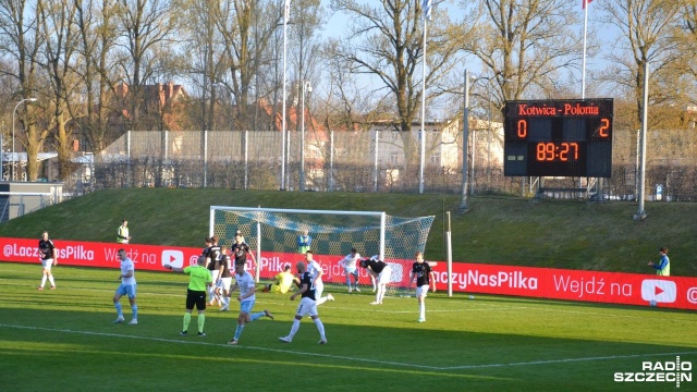 Piłkarze Kotwicy Kołobrzeg nie dali rady liderowi eWinner II ligi. Biało-niebiescy spadli na trzecią pozycję w tabeli.