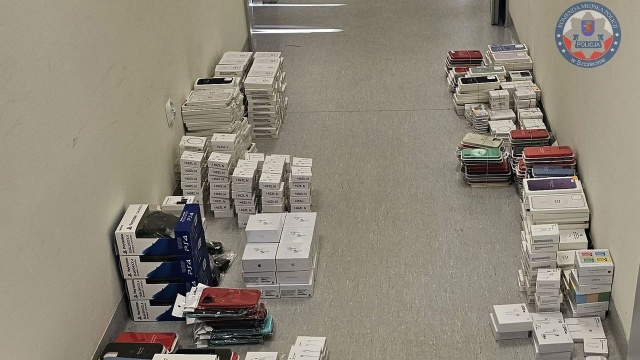 Ich wartość oszacowano na 120 tysięcy złotych. Były oznakowane logotypami znanych marek. Znajdowały się w sklepie w centrum miasta.