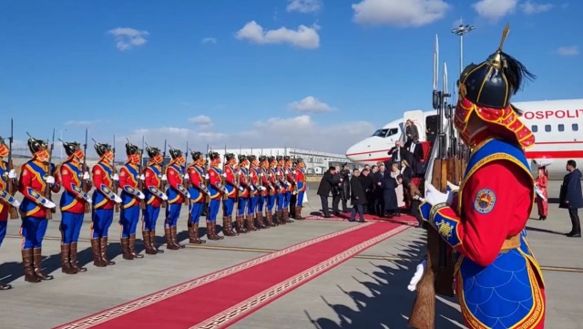 Prezydent Andrzej Duda wraz z małżonką Agatą Kornhauser-Dudą rozpoczął trzydniową, oficjalną wizytę w Mongolii. Jej główne cele to zacieśnienie relacji gospodarczych z tym krajem i rozmowy o globalnym bezpieczeństwie, w tym o konsekwencjach rosyjskiej inwazji na Ukrainę.