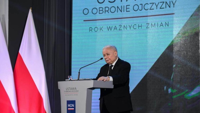 Prezes Prawa i Sprawiedliwości Jarosław Kaczyński powiedział, że Polska musi budować zwycięską armię, która będzie odpowiednio liczna i dobrze wyposażona.